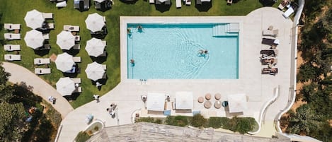 Piscina coperta, 3 piscine all'aperto, ombrelloni da piscina, lettini