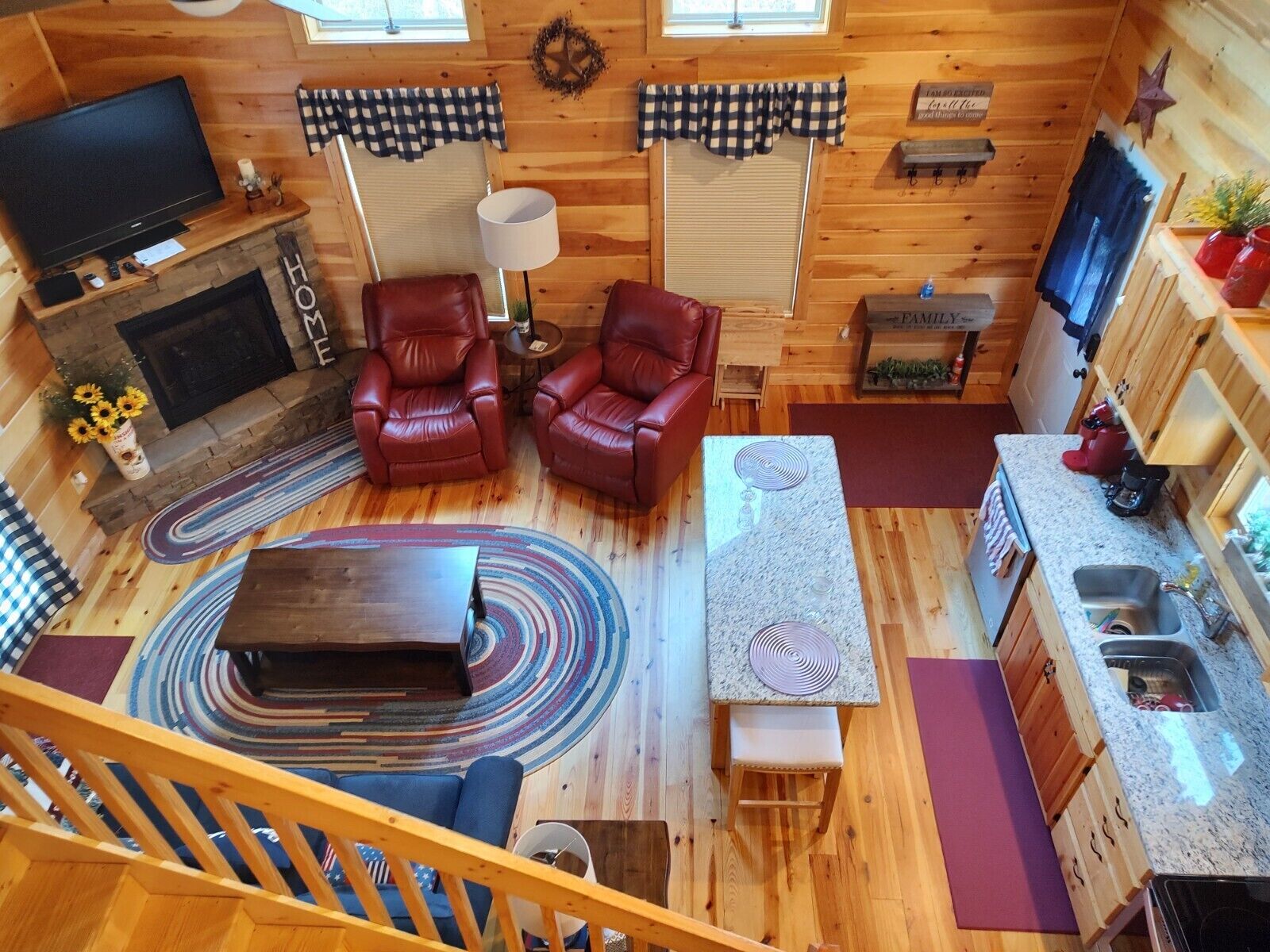 Gorgeous Cabin with Mountain Views, a Hot Tub and Easy Access!!