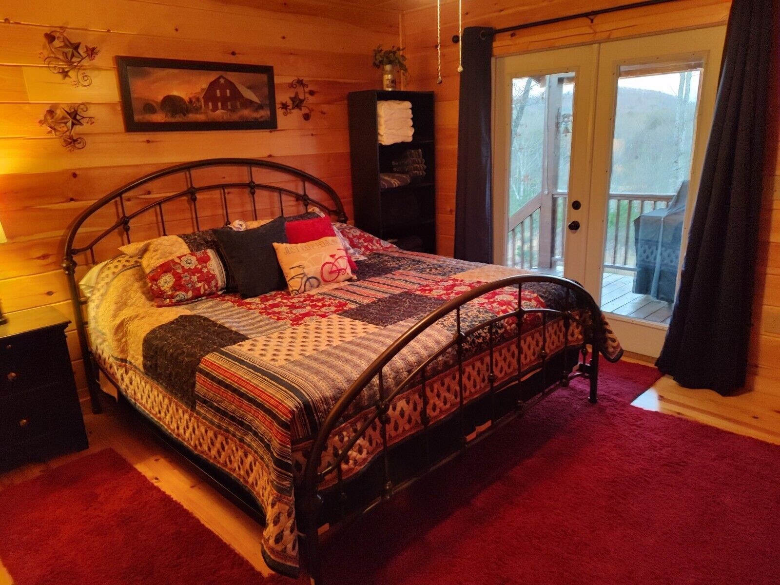 Gorgeous Cabin with Mountain Views, a Hot Tub and Easy Access!!
