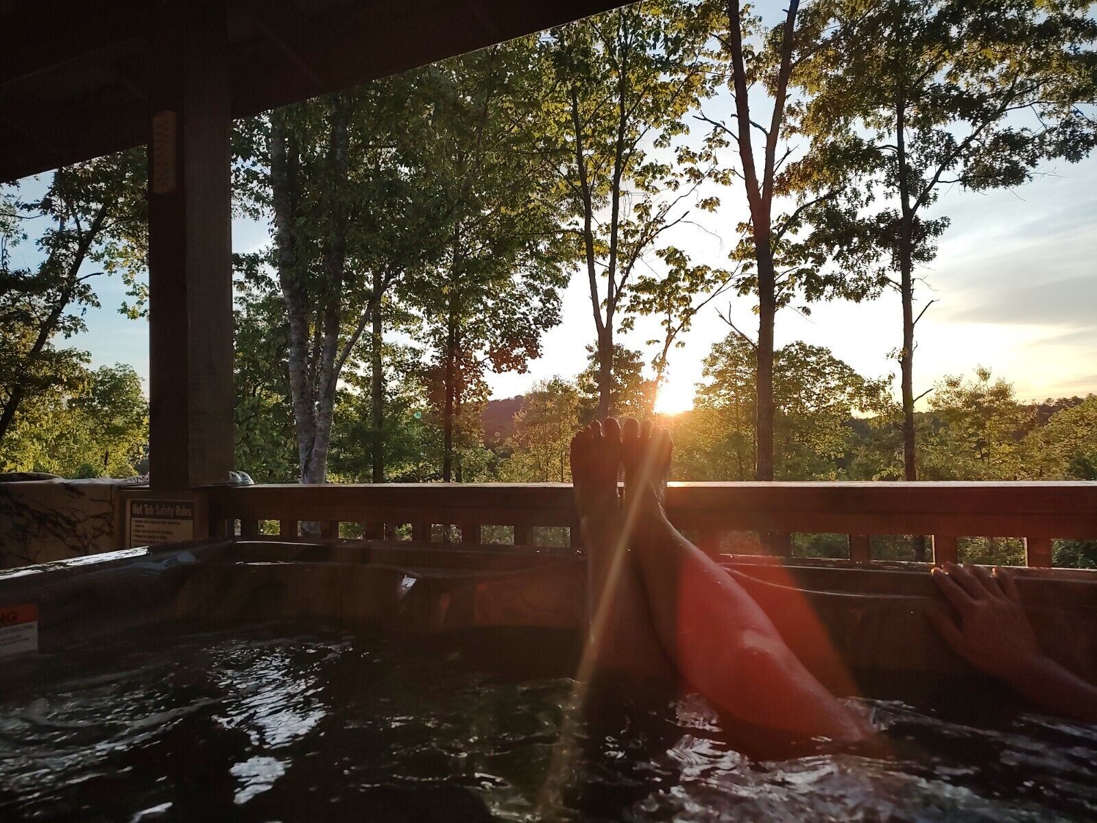 Gorgeous Cabin with Mountain Views, a Hot Tub and Easy Access!!