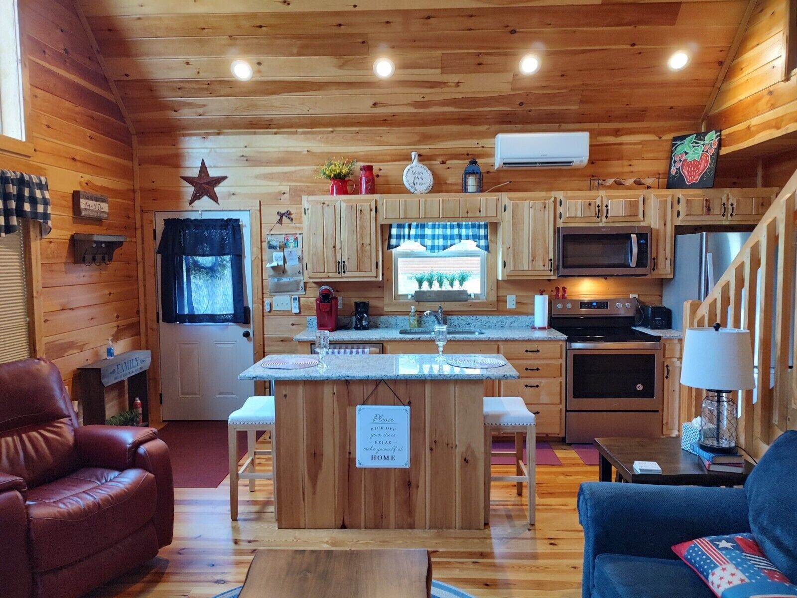 Gorgeous Cabin with Mountain Views, a Hot Tub and Easy Access!!