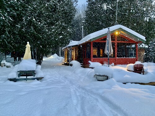 Very private 40 Acres Property - Cozy 2 Bedroom Cottage