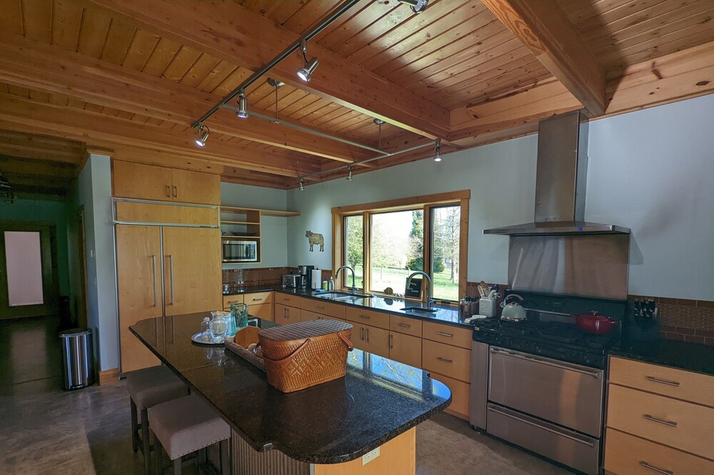 Serene Rural Retreat w/ Stunning Views - Just a short drive from hiking and OU!