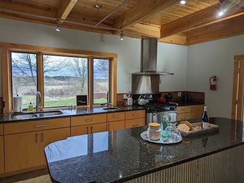 Serene Rural Retreat w/ Stunning Views - Just a short drive from hiking and OU!