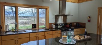 Serene Rural Retreat w/ Stunning Views - Just a short drive from hiking and OU!