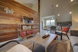 TV - Creekfront Hayesville cottage with beautiful sunrise and sunset views! (Hayesville)