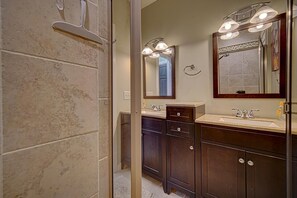 Shower, hair dryer, towels, soap - Creekfront Hayesville cottage with beautiful sunrise and sunset views! (Hayesville)