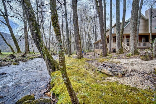 Creekfront Hayesville cottage with beautiful sunrise and sunset views!