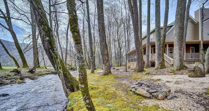 Creekfront Hayesville cottage with beautiful sunrise and sunset views!