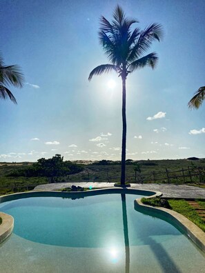 Outdoor pool, pool umbrellas, pool loungers - Paka Bangalos (Pacatuba)