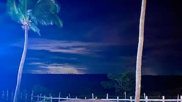 Hồ bơi ngoài trời, dù/ô trên bãi biển/hồ bơi, ghế dài tắm nắng