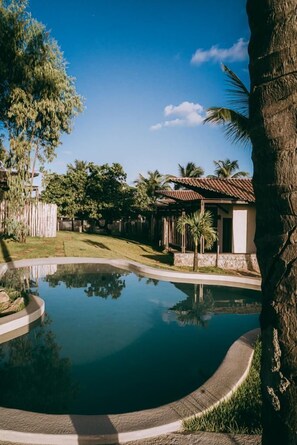 Outdoor pool, pool umbrellas, sun loungers - Paka Bangalos (Pacatuba)
