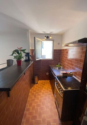 Kühlschrank, Ofen, Herdplatte, Wasserkocher mit Kaffee-/Teezubehör