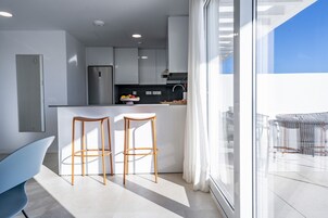 Premium Διαμέρισμα, 3 Υπνοδωμάτια, Θέα στη Θάλασσα (Penthouse) | Ιδιωτική κουζίνα | Φούρνος μικροκυμάτων, φούρνος, μαγειρικές εστίες, πλυντήριο πιάτων