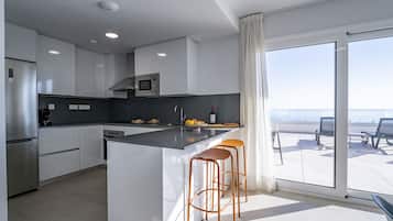特級公寓, 3 間臥室, 海景 (Penthouse) | 私人廚房 | 微波爐、焗爐、爐具、洗碗機