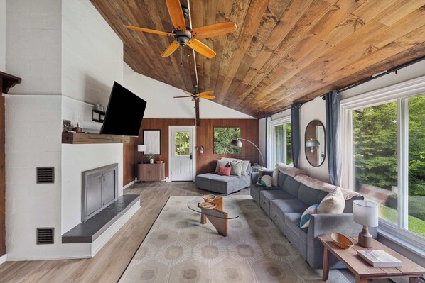 TV, fireplace, offices