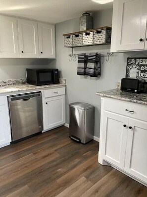Full-sized fridge, microwave, oven, stovetop