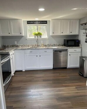 Full-sized fridge, microwave, oven, stovetop