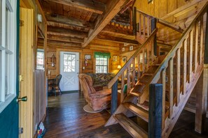 TV, fireplace, DVD player - *MUST SEE* Cobb Creek Cabins at the Historic Cobb Family Estate (Murphy)