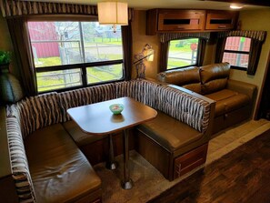 تلفزيون ذكي، مدفأة، مشغل دي في دي، كُتُب