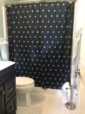 シャワー付き浴槽、ヘアドライヤー、タオル、石鹸