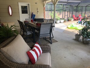 屋外ダイニングエリア