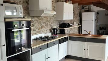 Een koelkast, een microgolfoven, een oven, een kookplaat