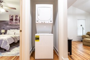 3 bedrooms, WiFi - NEW Renovated Home Mile from Mercedes Benz (Atlanta)