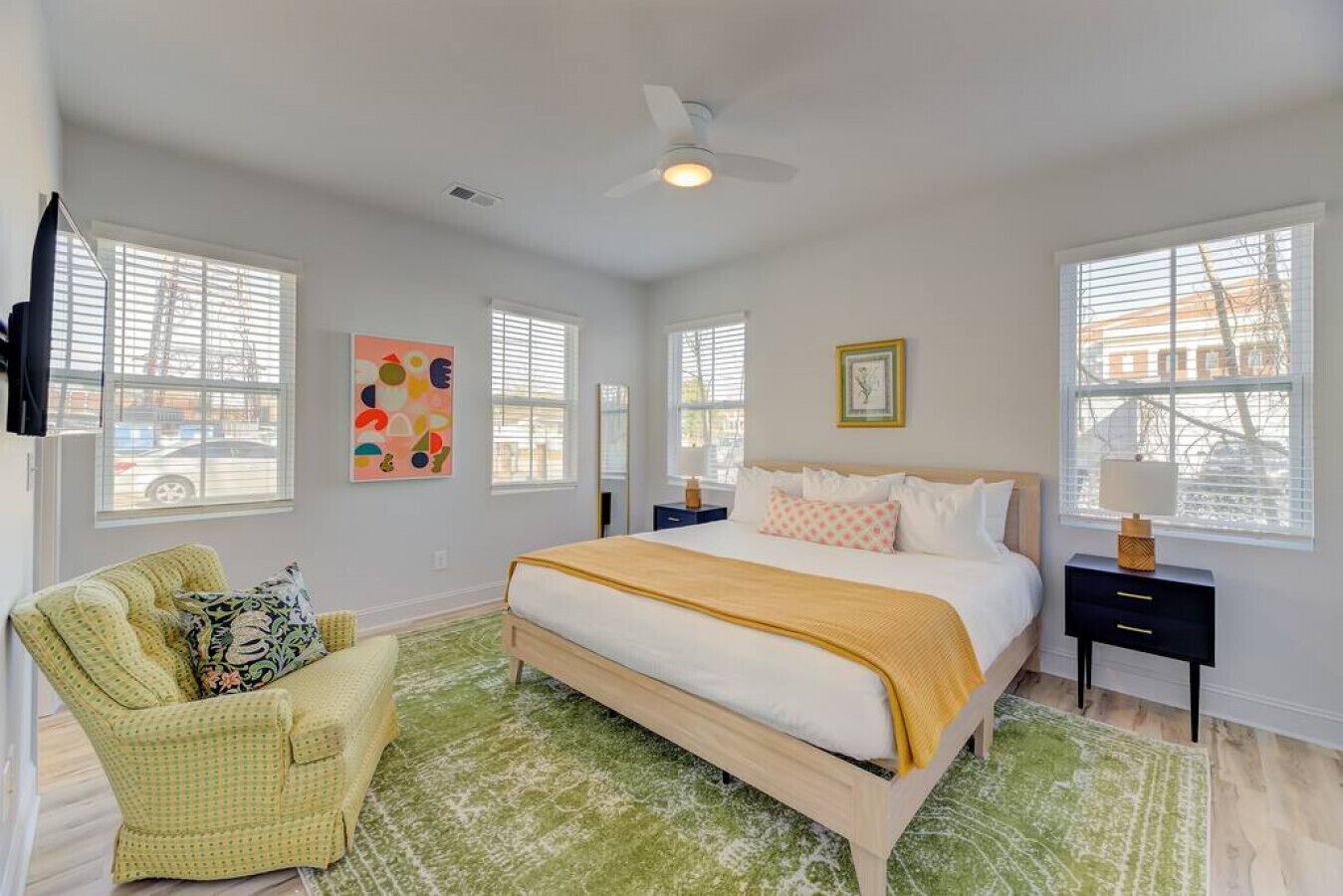 3 habitaciones, escritorio y tabla de planchar con plancha 