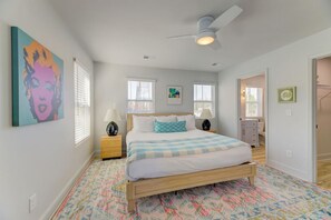 3 habitaciones, escritorio y tabla de planchar con plancha