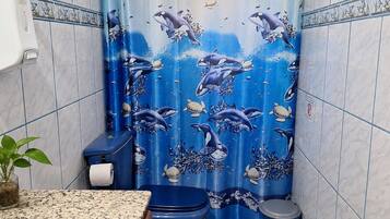 Phòng Suite Tiêu chuẩn, 1 phòng ngủ, quang cảnh vườn | Phòng tắm | Xà phòng, dầu gội, giấy vệ sinh