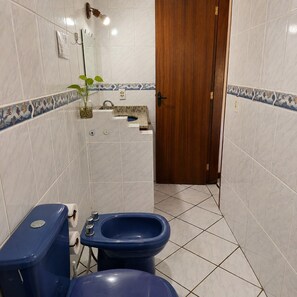 Family Suite, 1 Bedroom, Garden View | Bilik Mandi | Sabun, syampu, tisu tandas 
