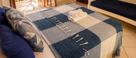 Family Suite, 1 Bedroom, Garden View | 1 bilik tidur, Wi-fi percuma, cadar katil