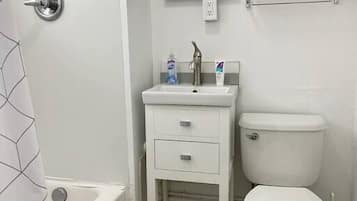 Baignoire, sèche-cheveux, serviettes fournies, shampoing