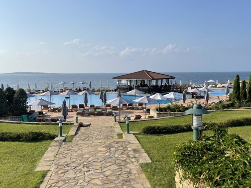 Luxury and panoramic seaside villa on a rocky coast at the Black Sea!
