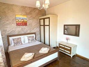 4 bedrooms, desk, iron/ironing board, WiFi