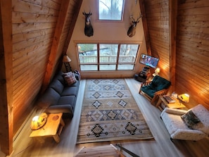 Smart-TV, DVD-spiller, filmbibliotek og stereoanlegg