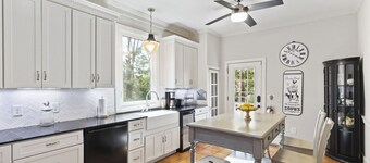 Entire 4 Bedroom Historic Charleston House