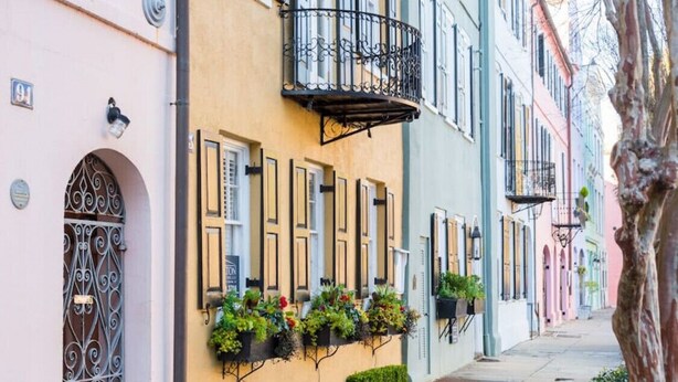 A row of colorful buildings with balconies and flower boxes. - Entire 4 Bedroom Historic Charleston House (Charleston)