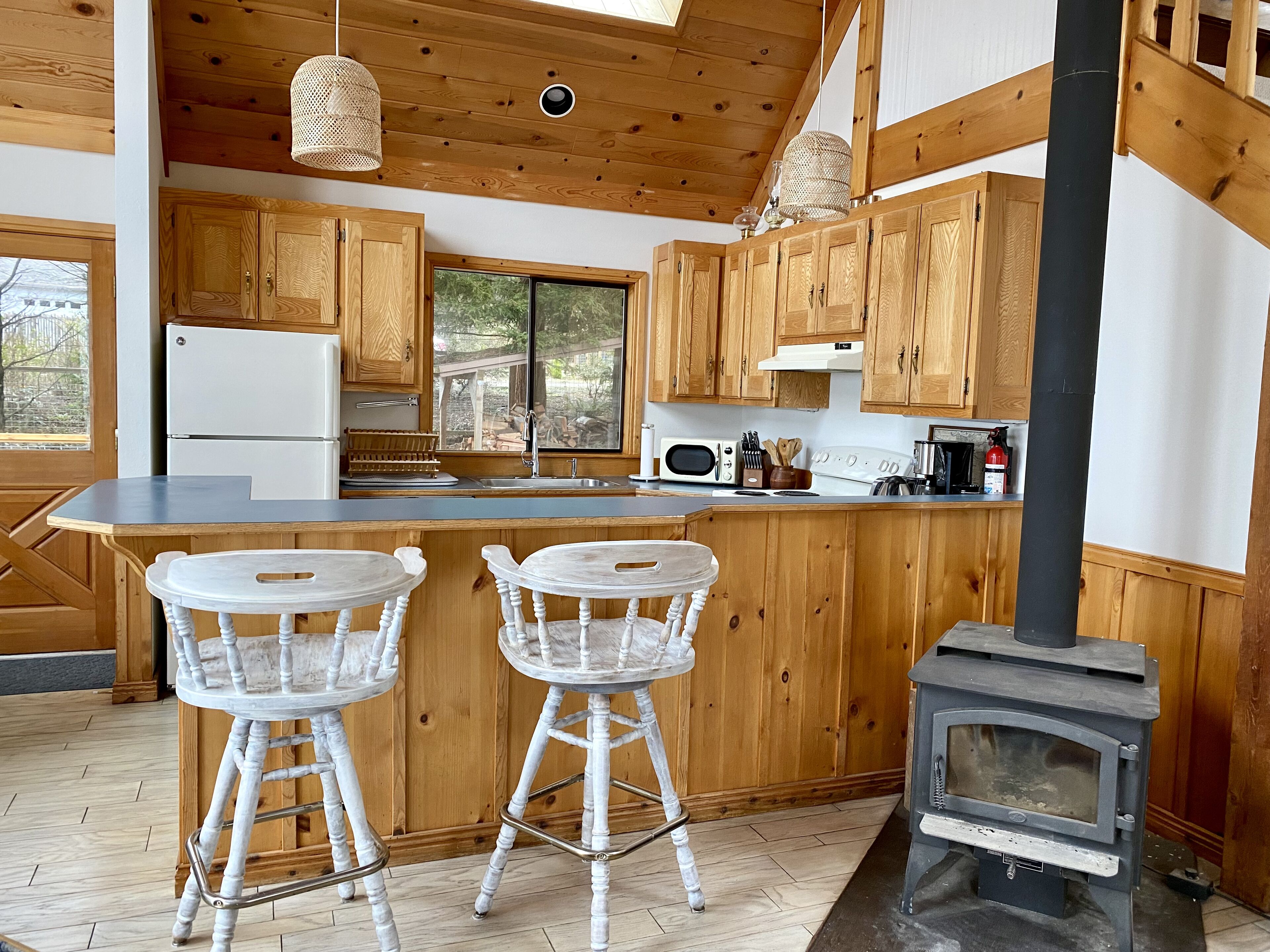 Waterfront sunset cabin - 2 bedrooms + sleeping loft