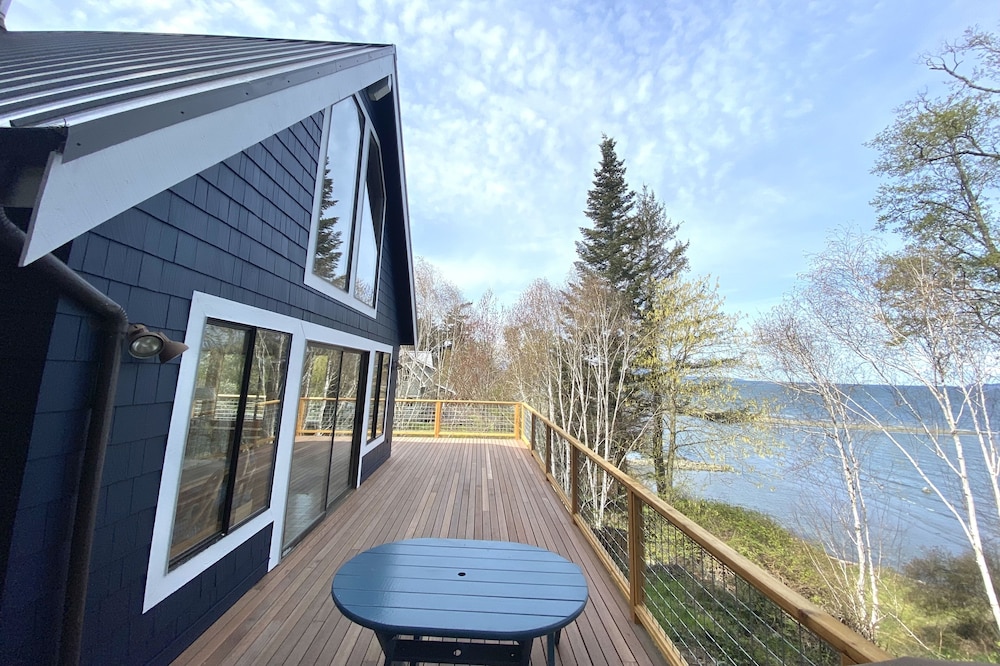 Waterfront sunset cabin - 2 bedrooms + sleeping loft