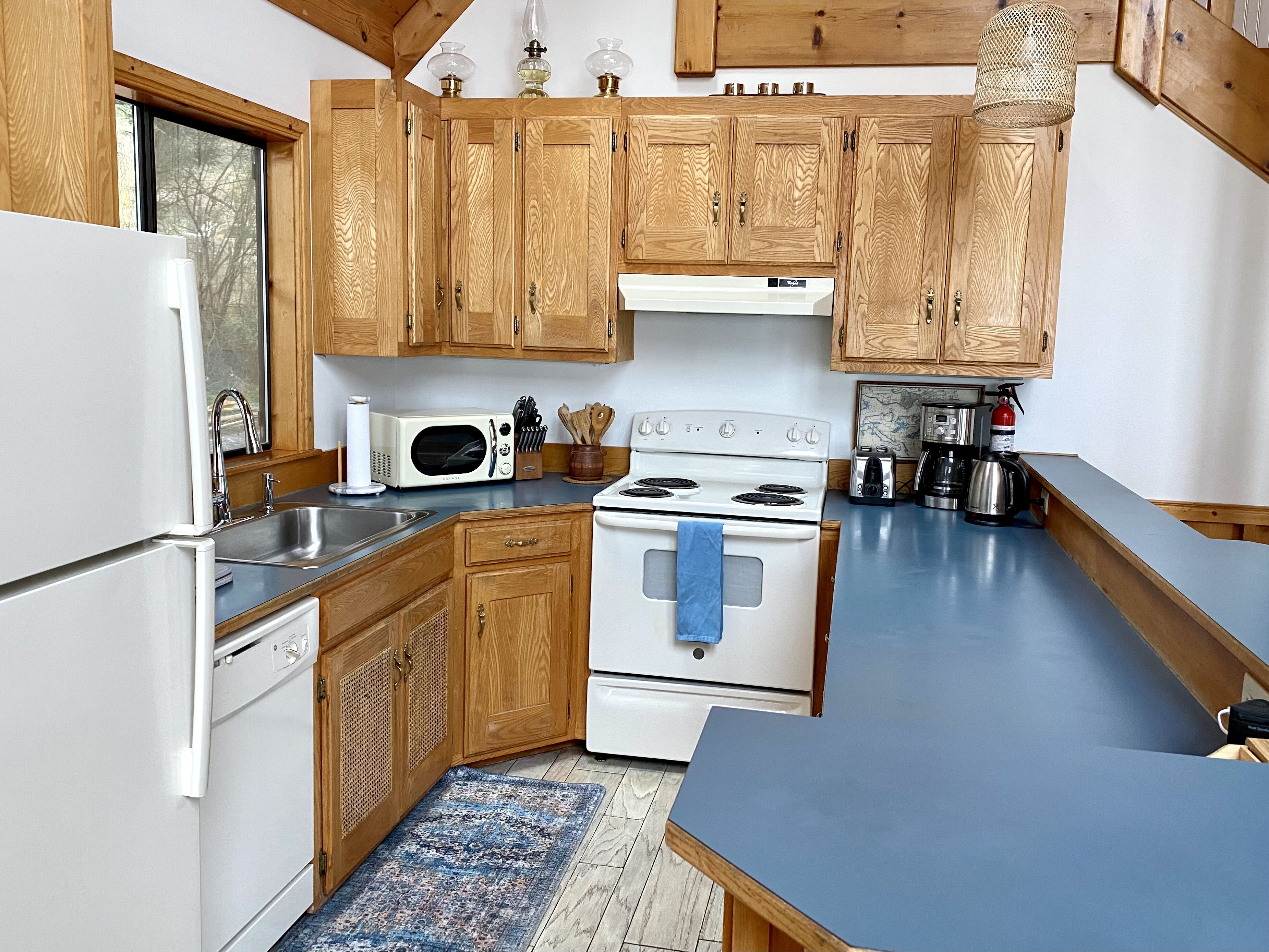 Waterfront sunset cabin - 2 bedrooms + sleeping loft