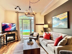 Een televisie, een open haard, boeken en een kantoor