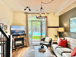 Televisie, een open haard, boeken en een kantoor