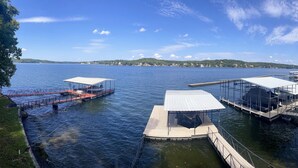 Un puerto deportivo con barcos amarrados, un muelle de madera y un pequeño bote en el agua.