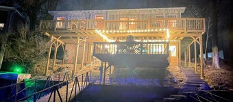 Cozy LOTO retreat! Main channel, 2 decks & dock. Dog friendly & No Cleaning fee!