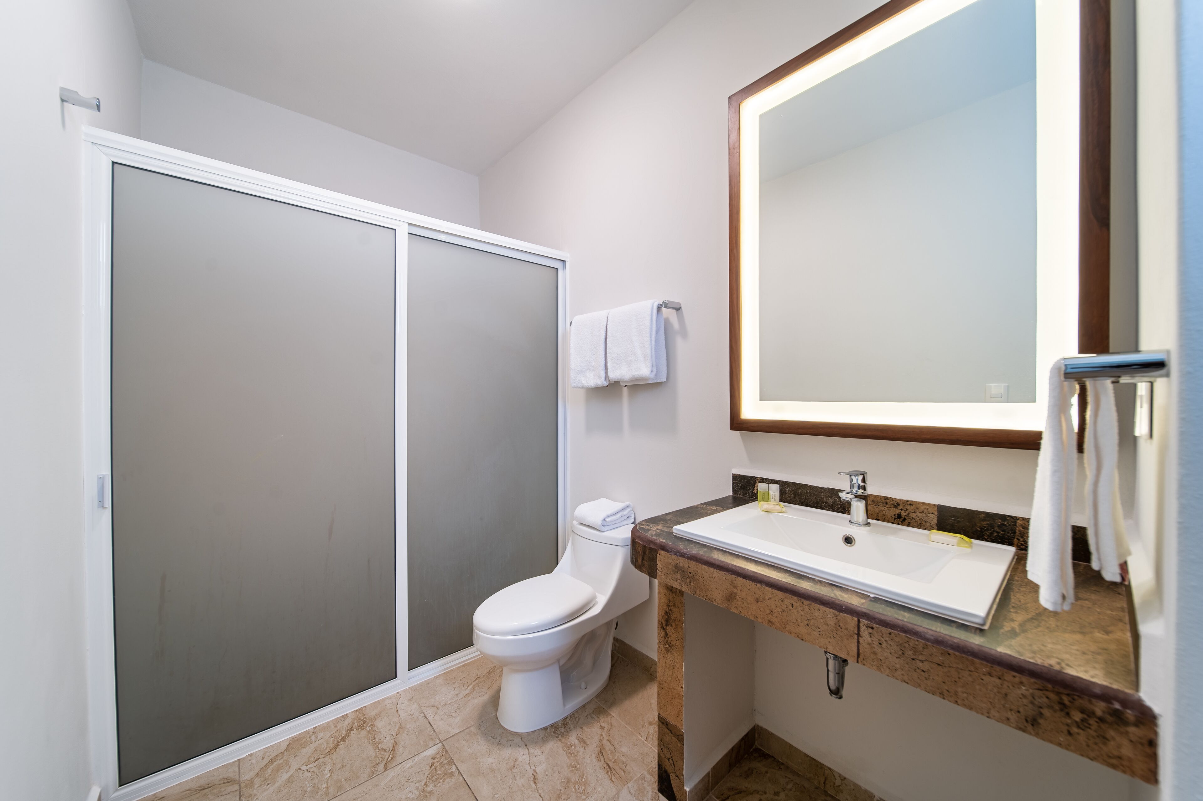 estandar doble | bathroom | shower, towels