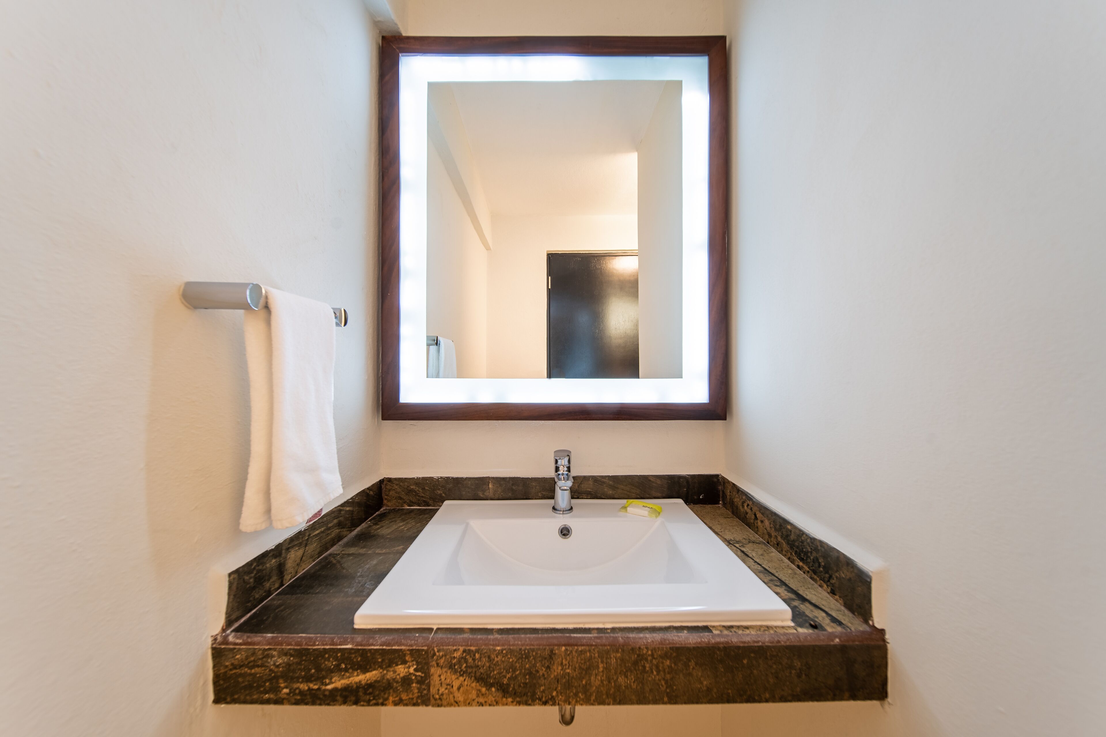 junior suite king | bathroom | shower, towels