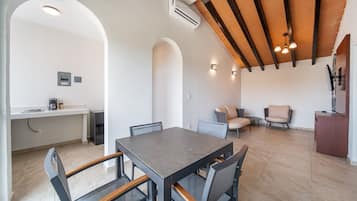 Villa familiar | Coin séjour | Télévision à écran plat de 32 pouces avec chaînes par câble, télévision