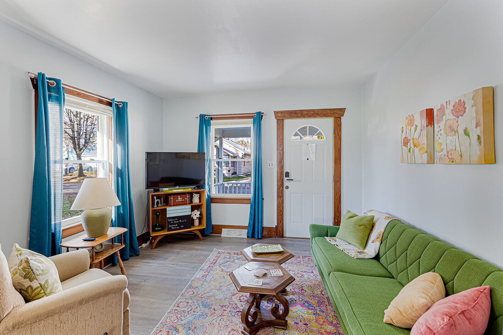 *cute city bungalow, close to downtown, hospital and dogs welcome*